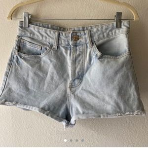 LIGHT WASH DENIM SHORTS